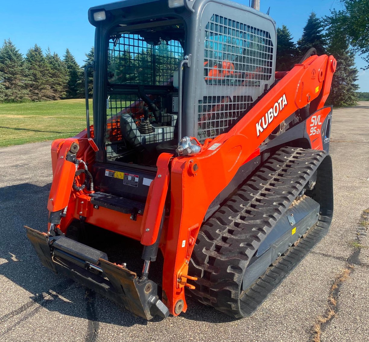 Kubota SVL 95-2S Skid Steer, Attachments & Tools