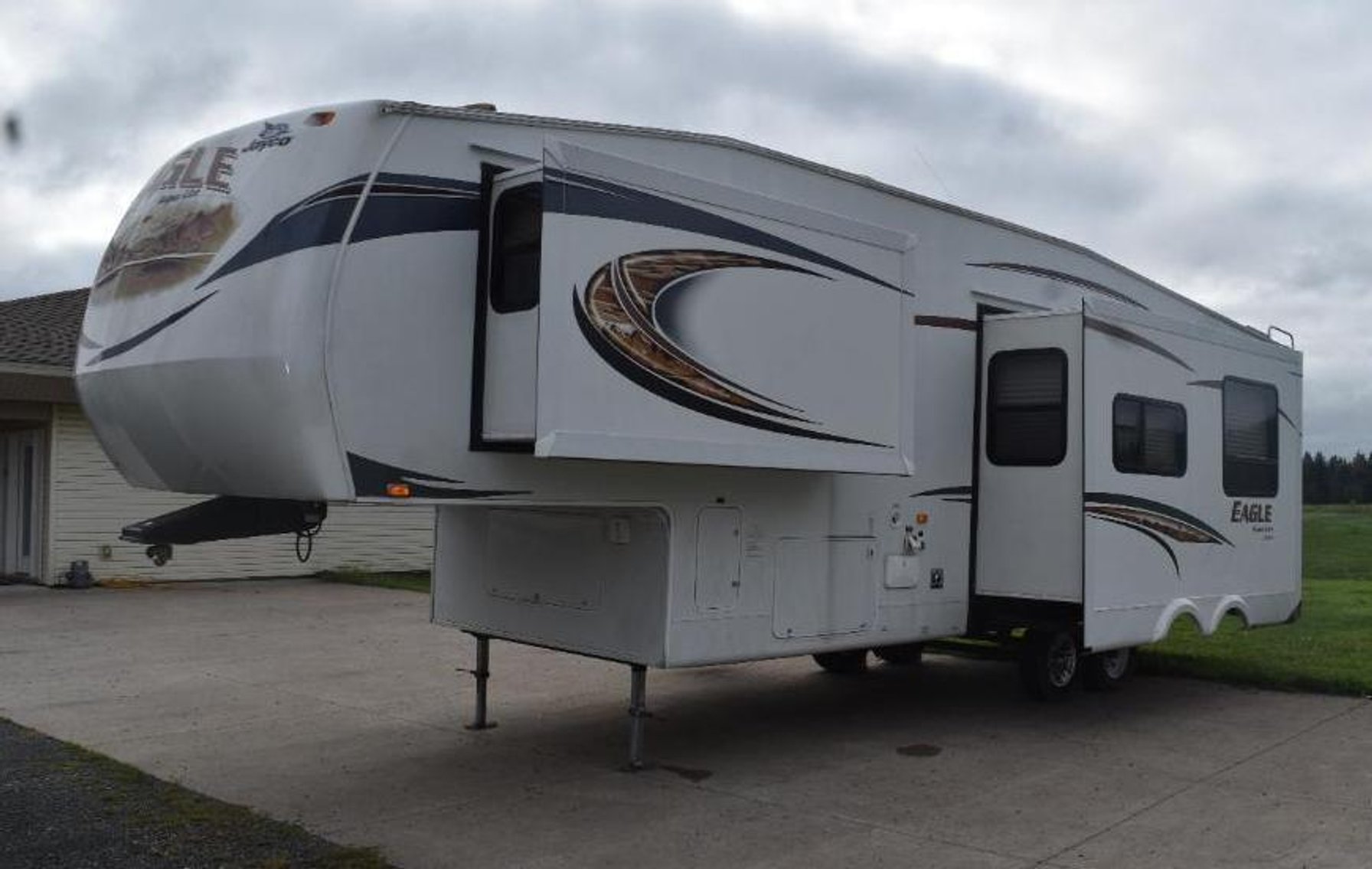 2012 Eagle By Jayco 35' 5th Wheel Camper