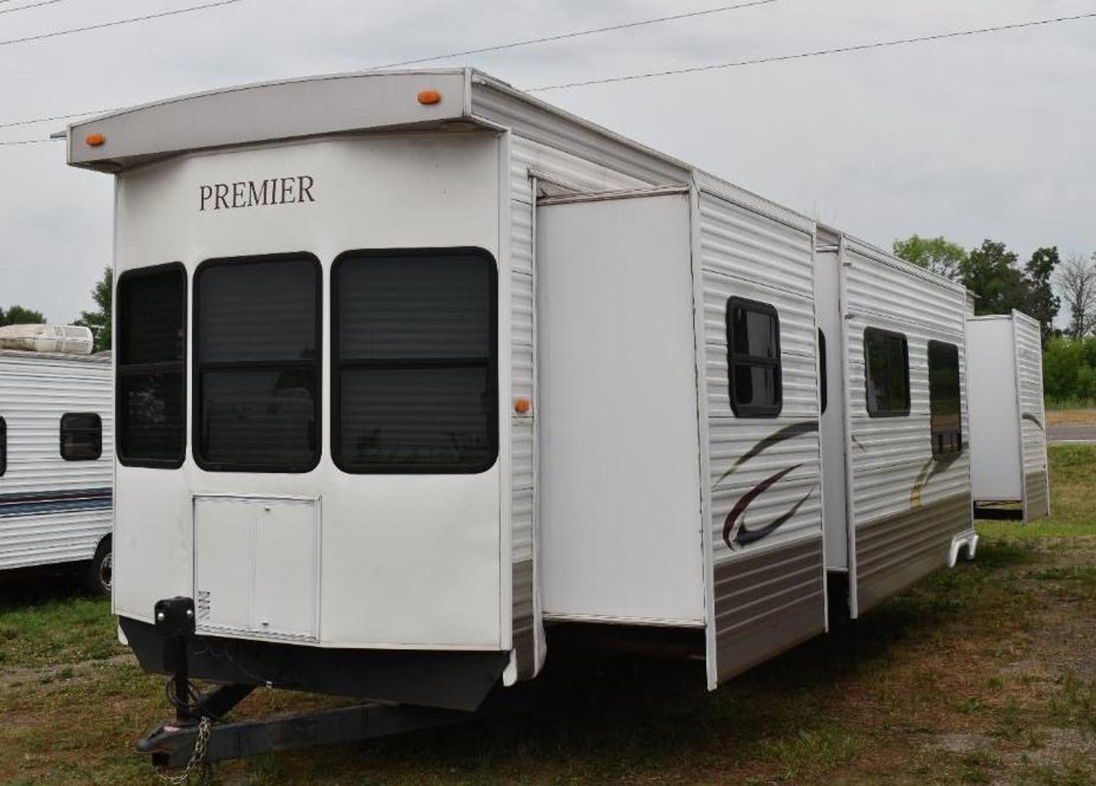 13 Units: (3) 5th Wheels & (10) Travel Trailers