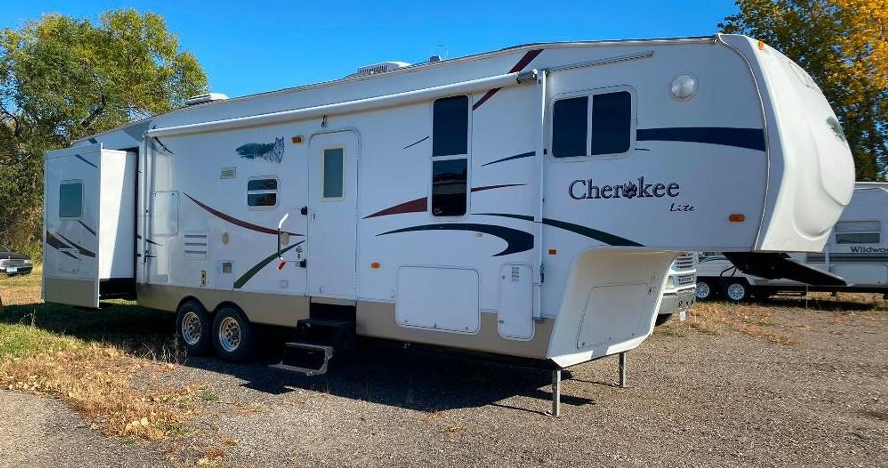 12 Units: (4) 5th Wheels & (8) Travel Trailers