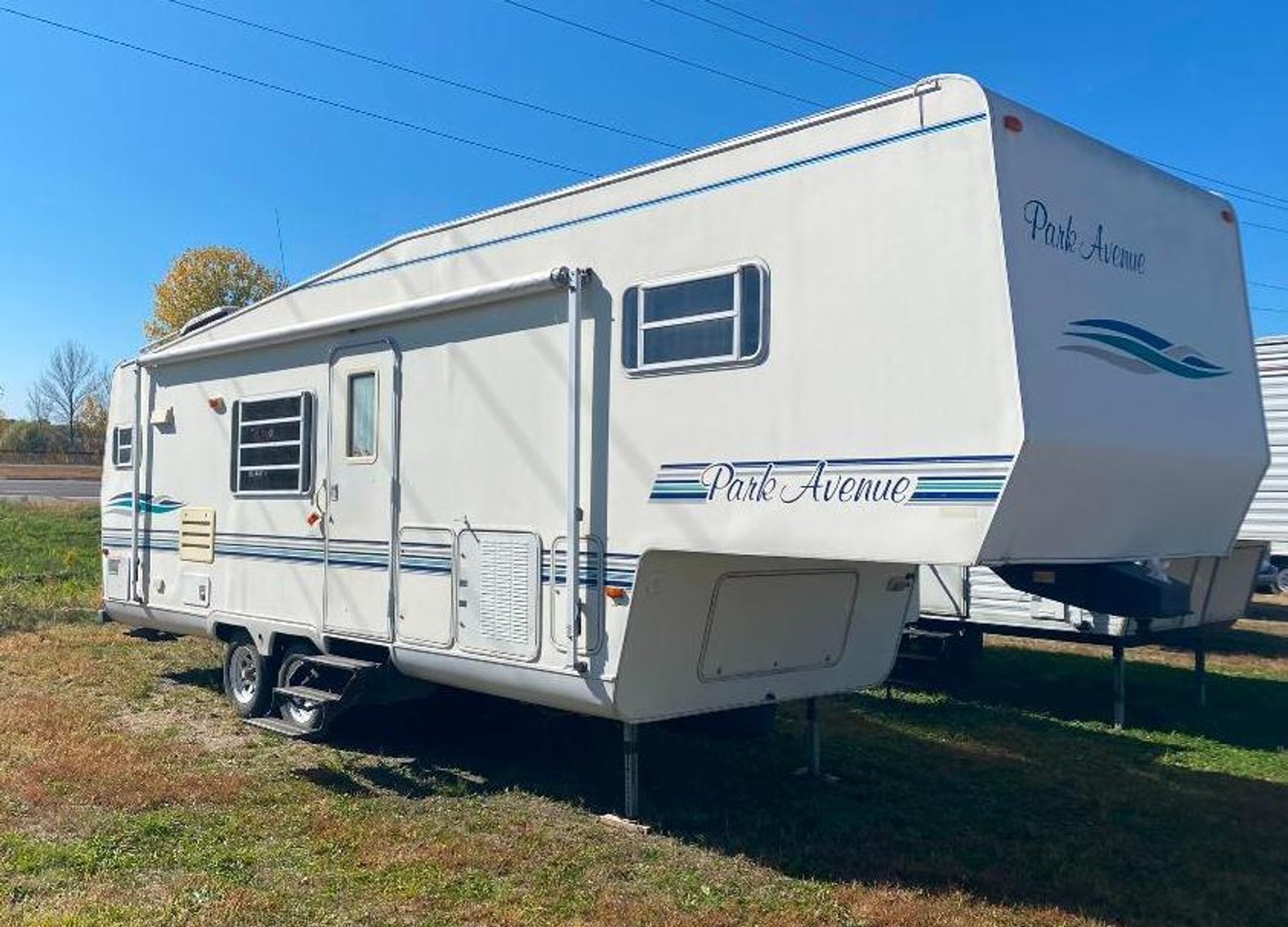 12 Units: (4) 5th Wheels & (8) Travel Trailers