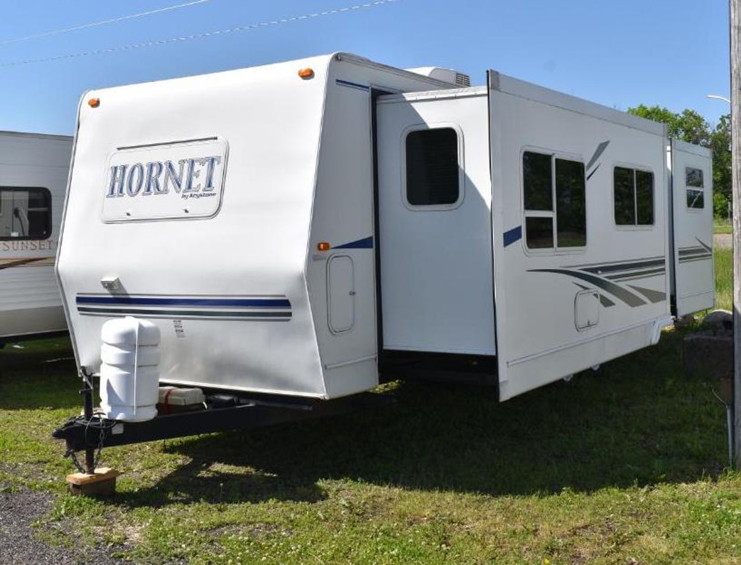 12 Units: (4) 5th Wheels & (8) Travel Trailers