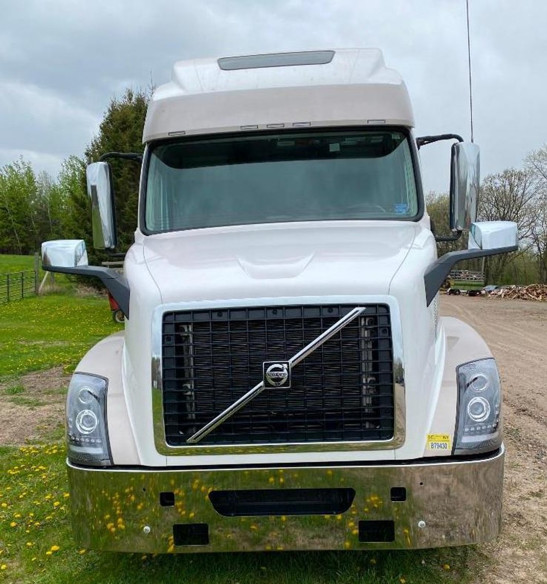 2016 Volvo D13 Semi, 517,729 Miles, Automatic