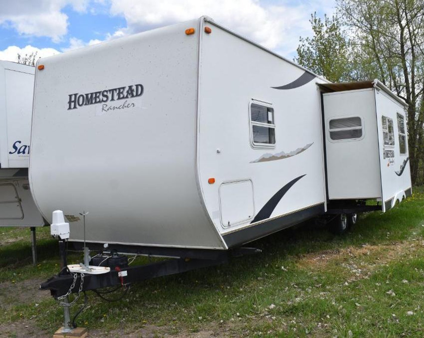 37 Units: (22) Travel Trailers, (11) 5th Wheels, (1) Motorhome and (3) Vehicles