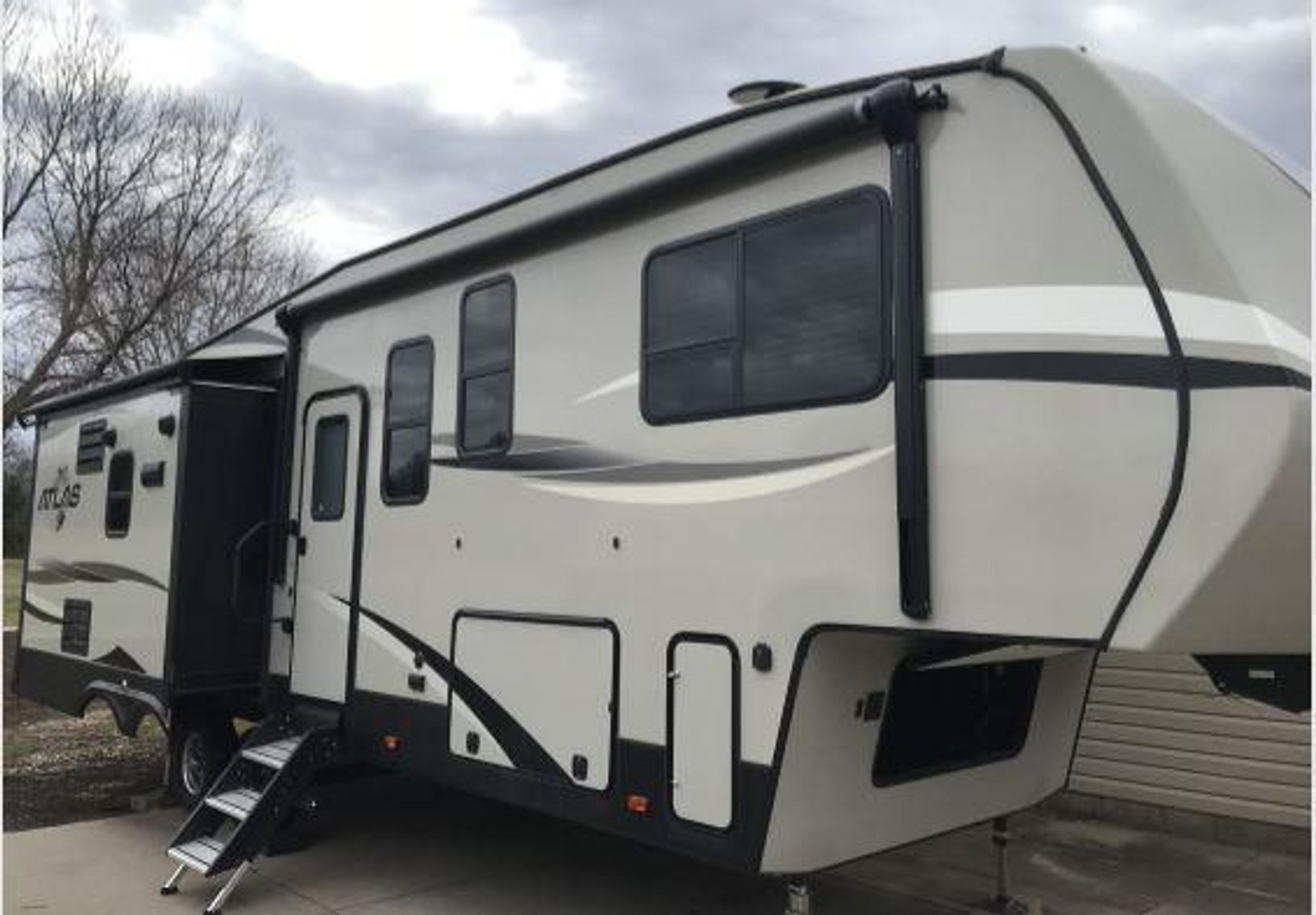 2018 Atlas M-2952 RLF 5th Wheel Trailer