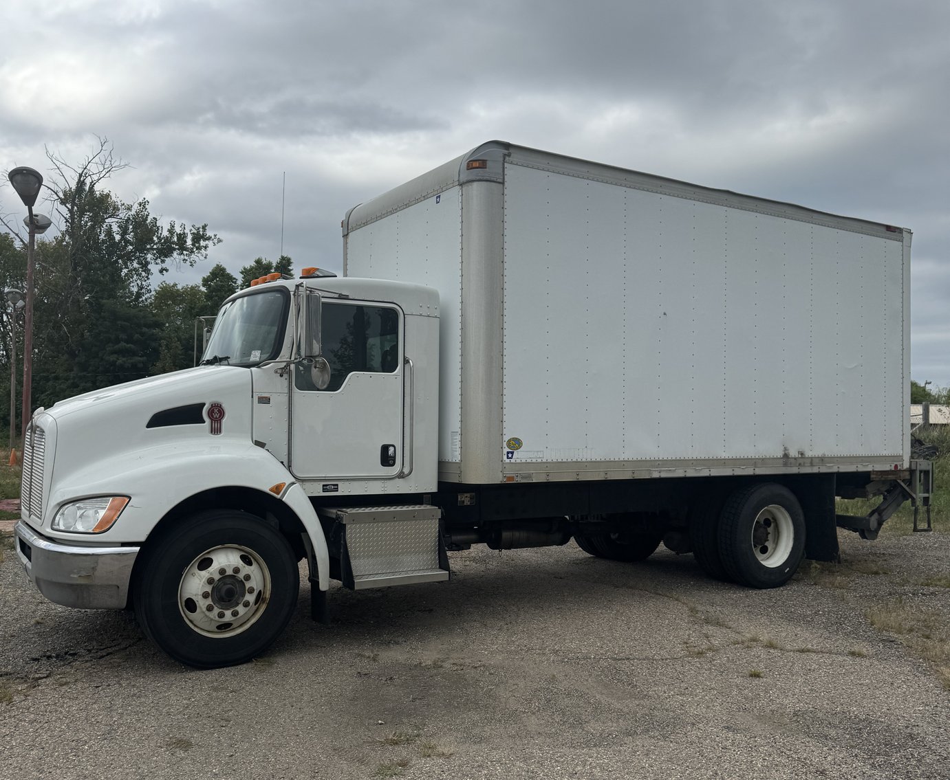 2016 Kenworth T270 Box Truck with liftgate