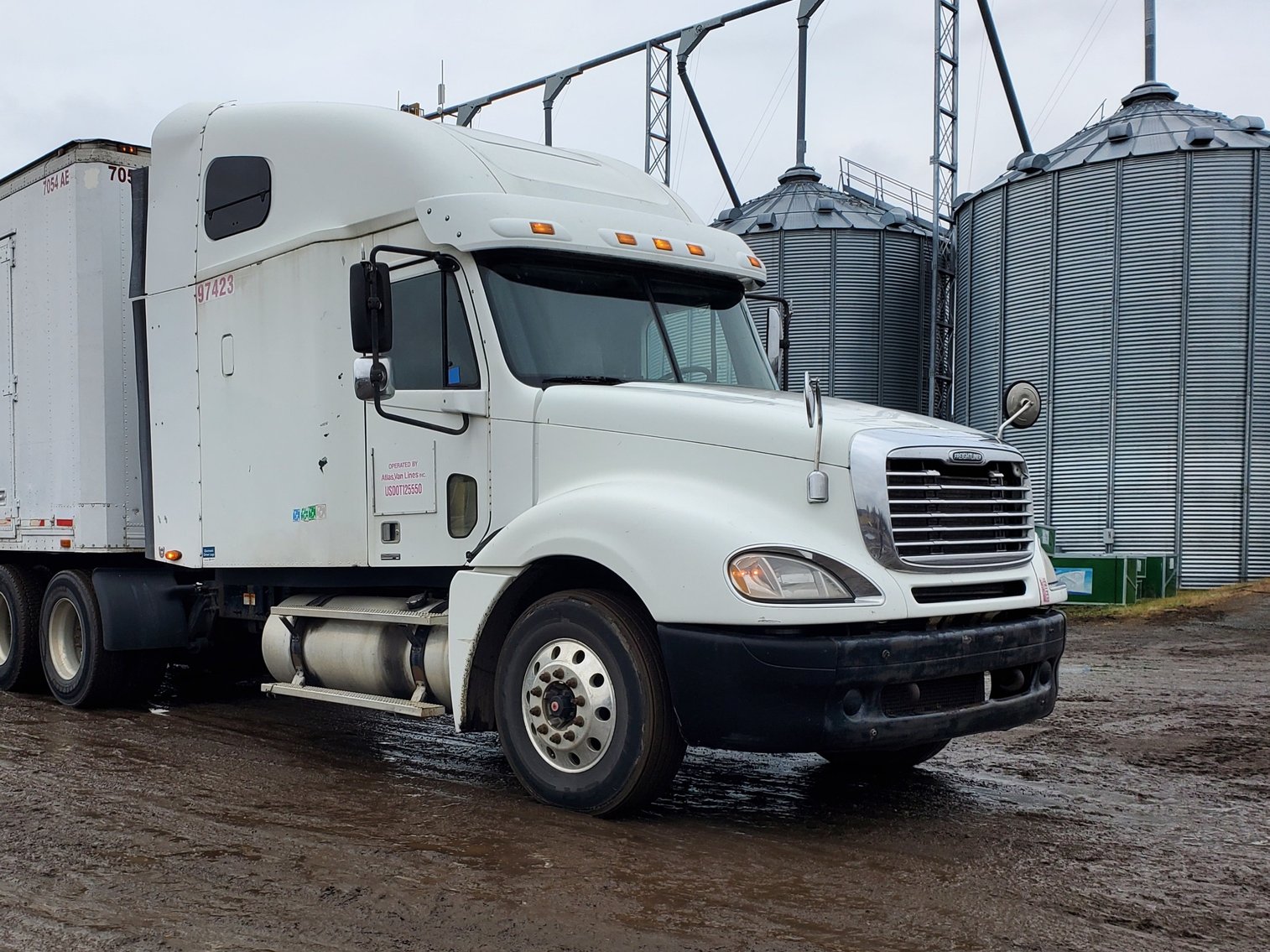 2007 International Semi, 2007 Freightliner Semi, (2) Kentucky Semi Trailers