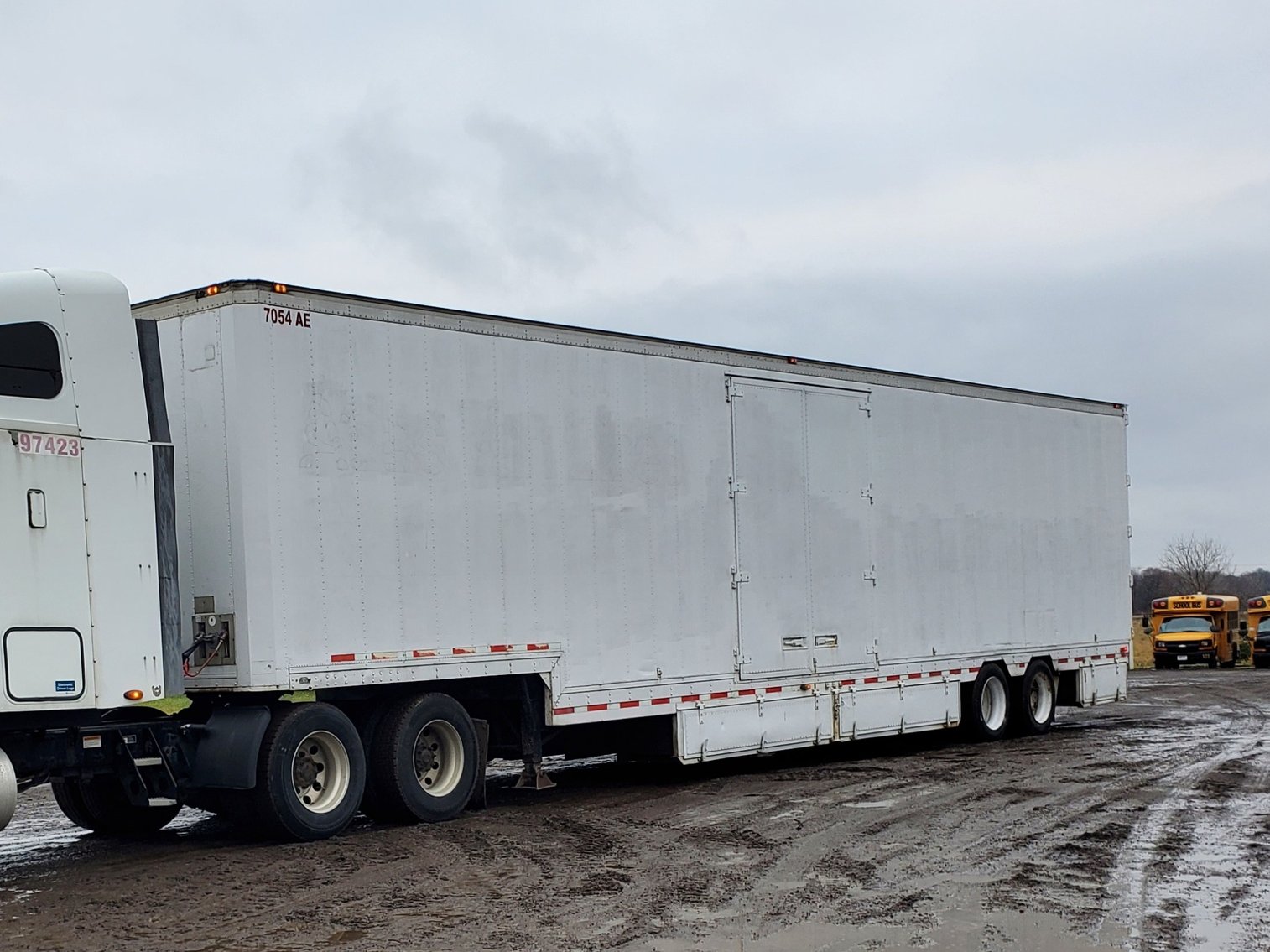 2007 International Semi, 2007 Freightliner Semi, (2) Kentucky Semi Trailers