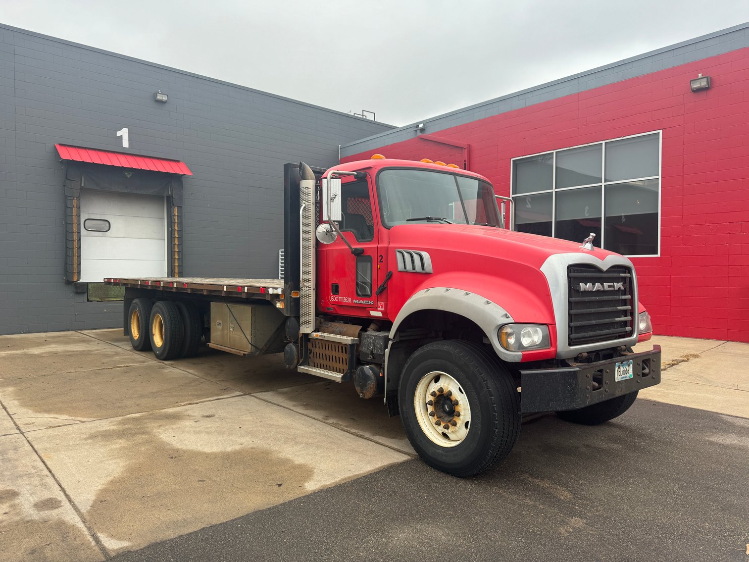 2015 Mack Granite with 26' Flatbed